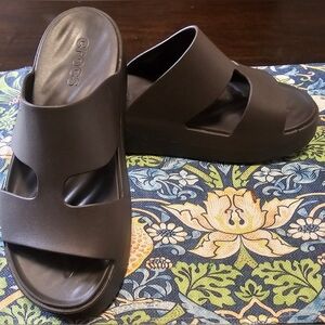 New & Never Worn: CROCS GETAWAY Platform H-Strap Sandal Size 9 Brown
